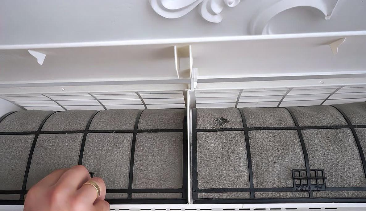 拆下沾满灰尘猫毛的家用空调滤网实拍