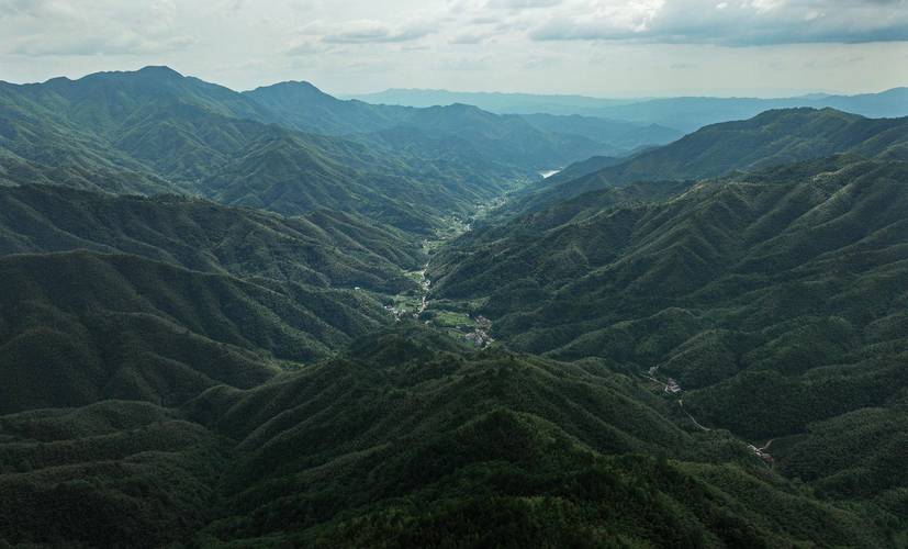 井冈山黄洋界哨口远眺群山的实景