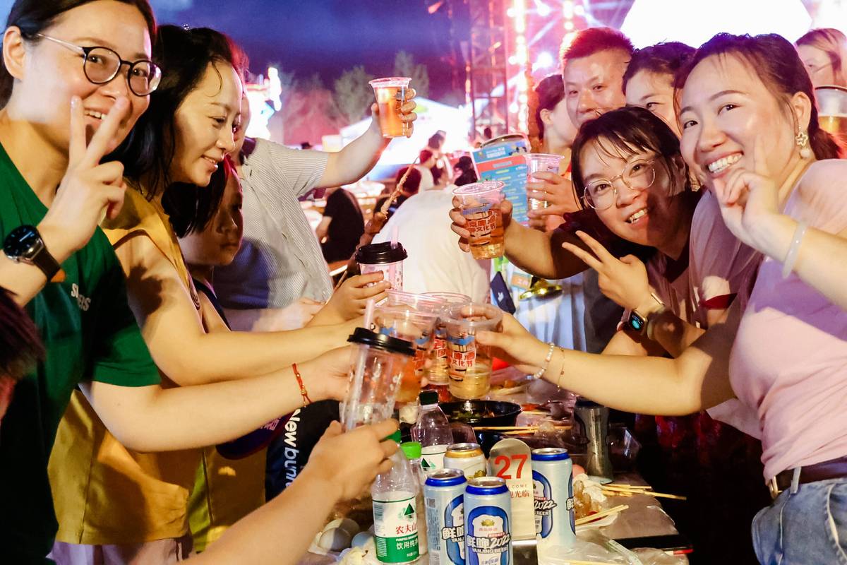 拥挤嘈杂的社交派对场景 人们喝酒聊天