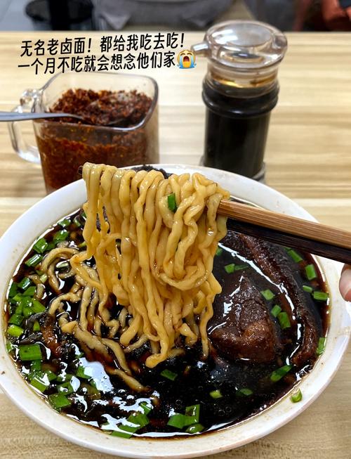 南京老卤面门店后厨辣油玻璃罐实拍