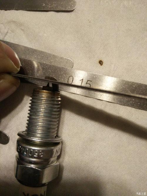 汽修师傅用量规测量火花塞间隙实拍
