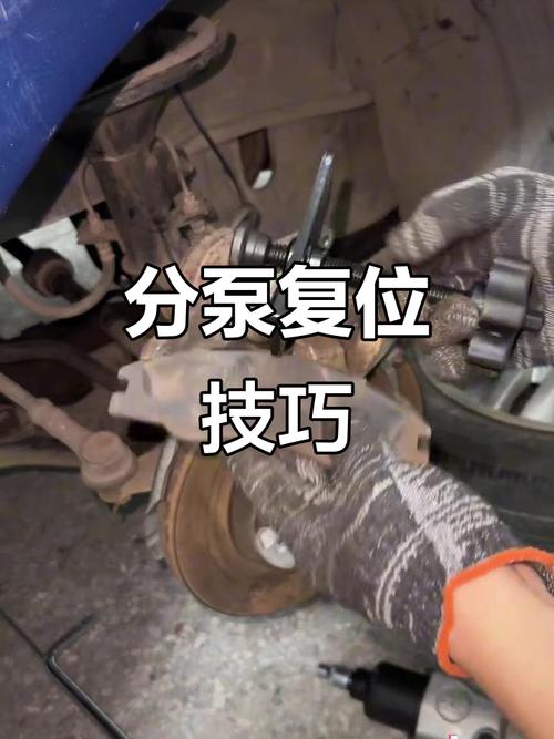 新刹车片装复后分泵活塞调整间隙实拍