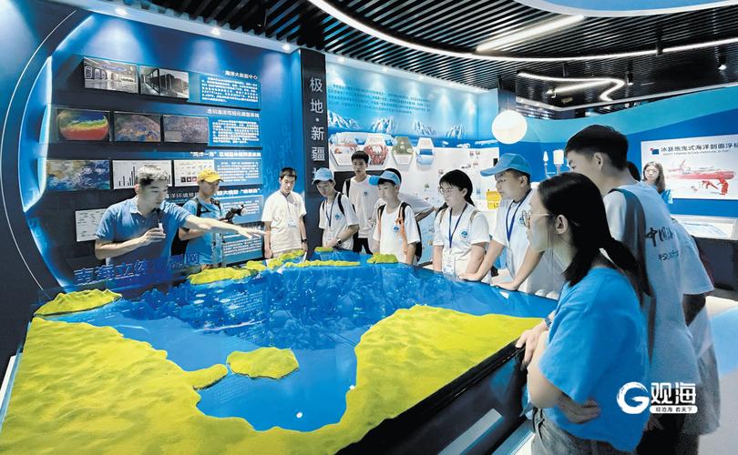 研学旅行中孩子们在大学校园里自由探索的生动场景