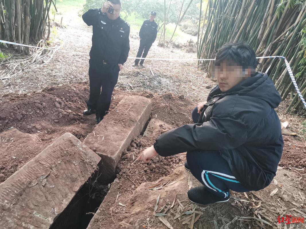 村民盗掘古墓后被警方查获现场照片