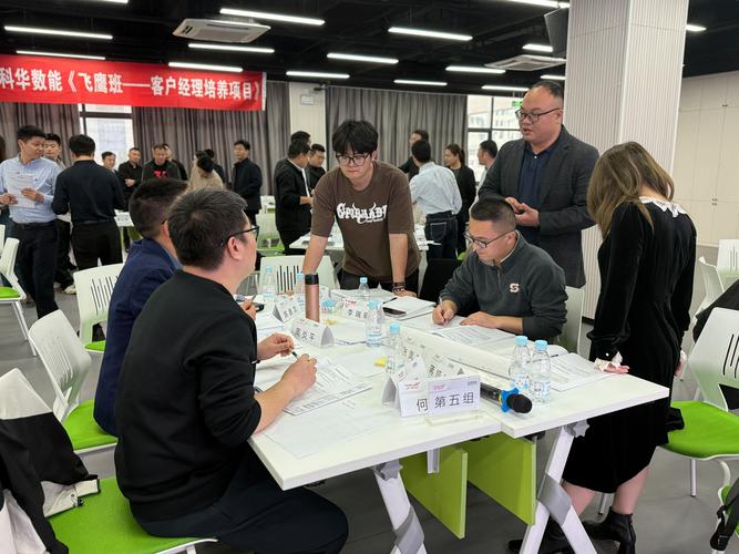 技能培训咨询室学员与销售询问场景