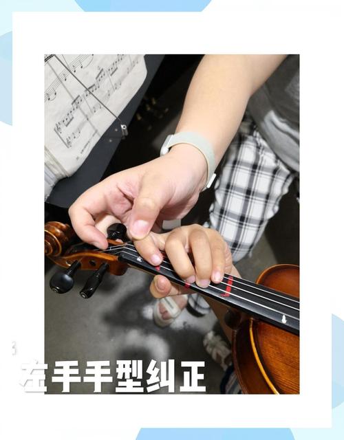 乐器教学课堂老师纠正学生小提琴手型实拍