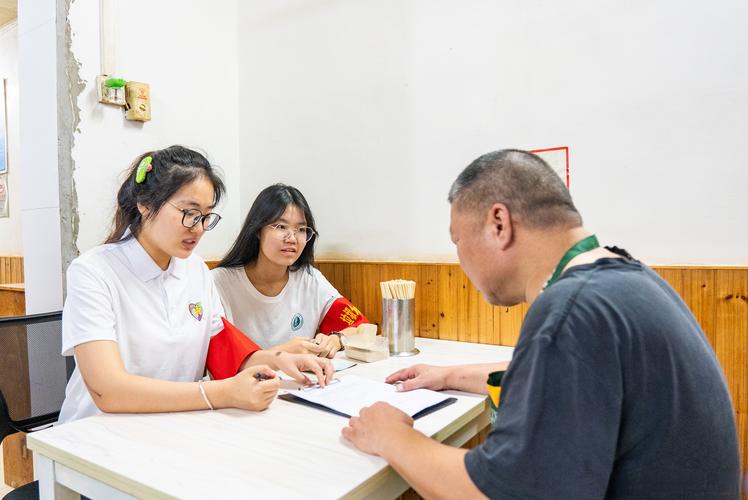 教师观察学生合作完成社区调查表现性任务
