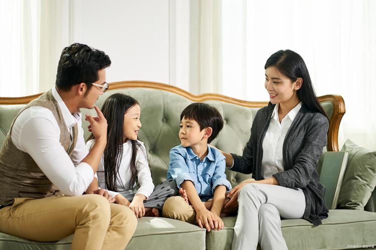 离婚家庭子女探望沟通场景图
