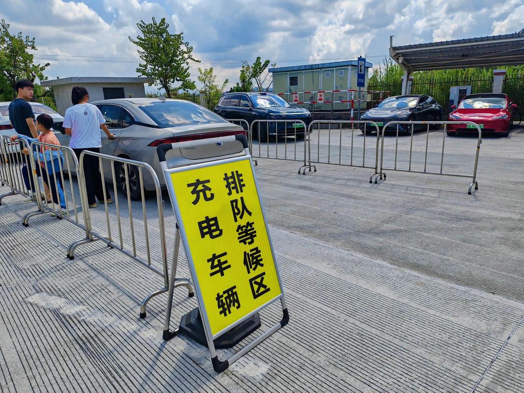 北方冬天电动车服务区排队充电实拍