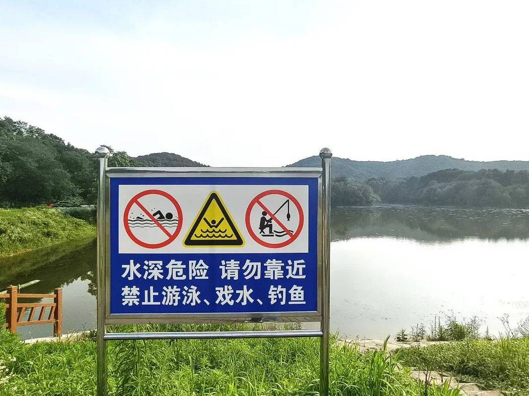 江边户外野泳危险警示标识实拍