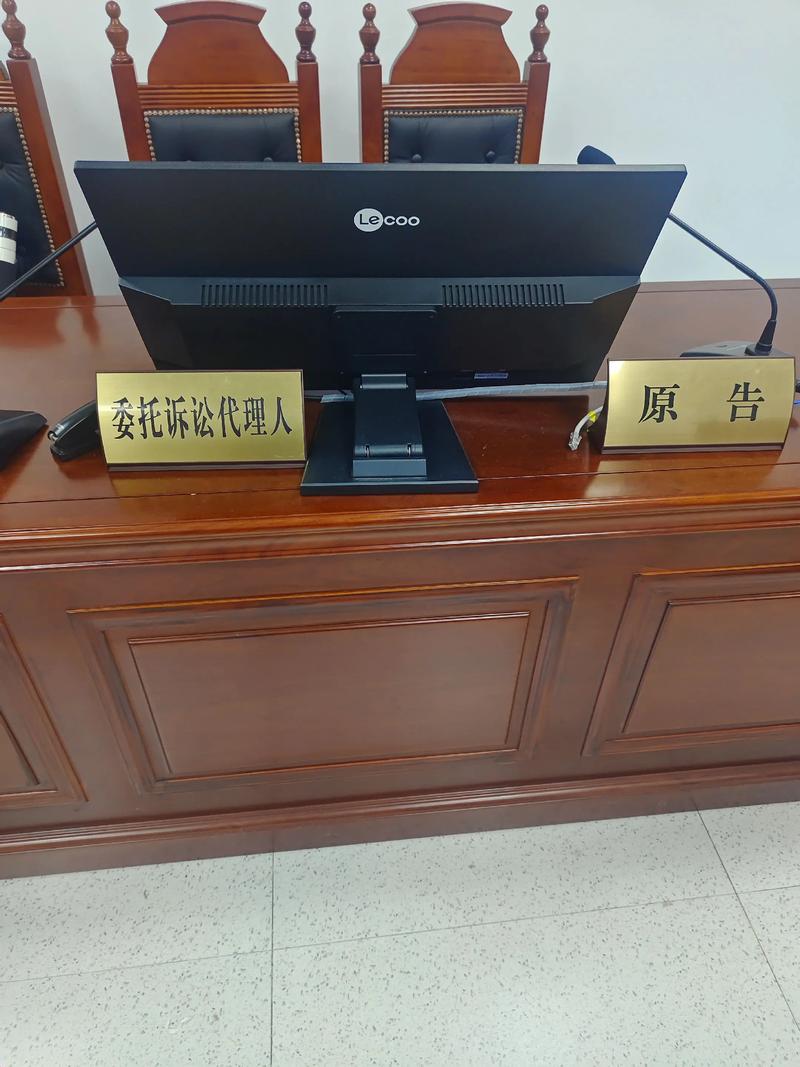 拆迁律所律师与业主开庭前准备工作场景示意图