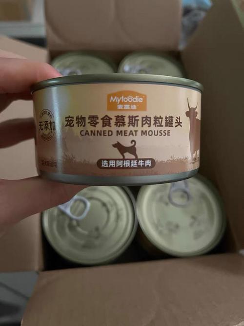 带斜角导流口的宠物慕斯罐头产品实拍