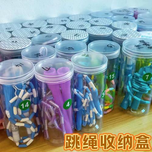 老家储物角落放着变脆的旧塑料跳绳