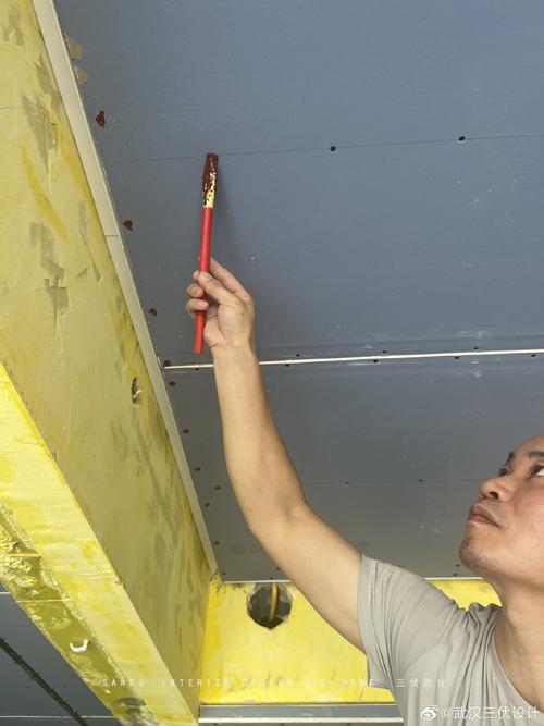 防闪锈剂涂刷石膏板自攻螺丝施工现场实拍