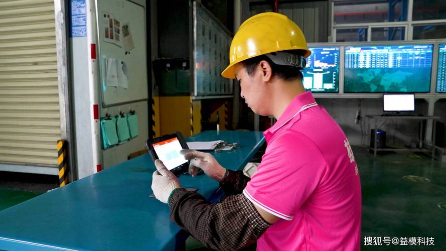 制造车间巡检员手持点检表走过生产线的现场实拍