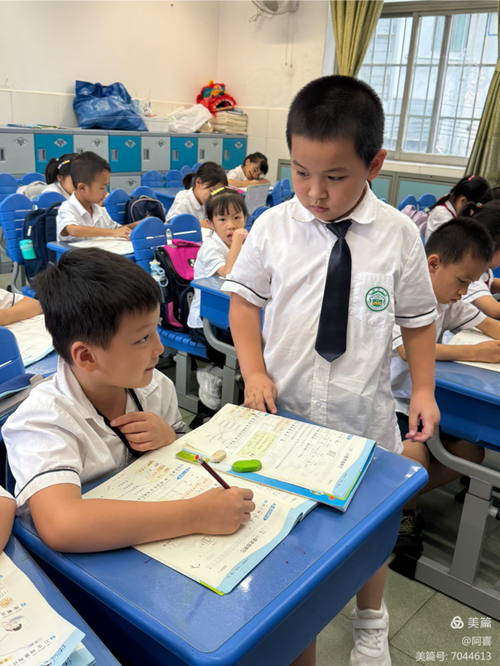 小学教室同桌两人共改生字本实拍