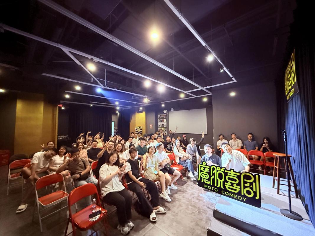 线下脱口秀小剧场观众席视角