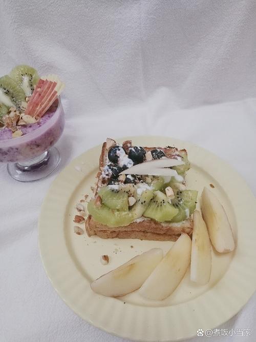家庭厨房甜品摆盘失败案例杂乱水果酱汁
