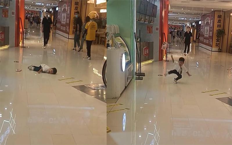 小店铺过道堆货绊倒路人场景图