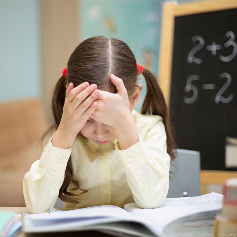 孩子趴在书桌前厌学情绪低落特写