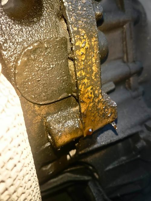 焦糊变质的CVT变速箱油滴在白纸上特写