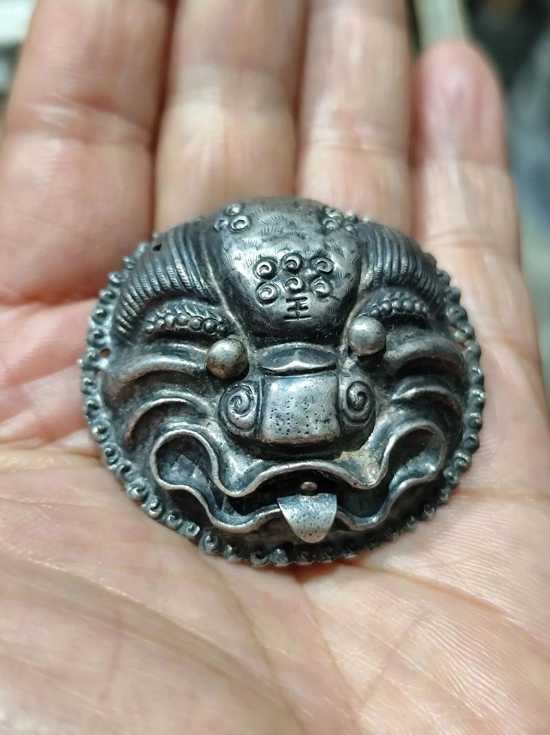 土家老银虎头纹银锁细节