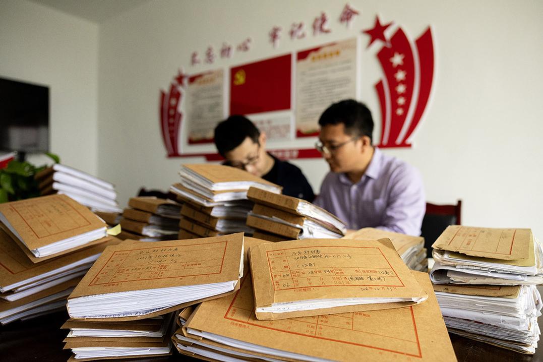 房产纠纷律所律师整理证据卷宗现场图