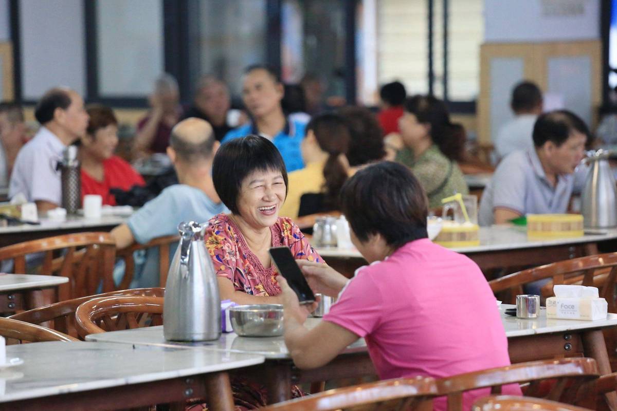 海口老爸茶店阿公喝茶