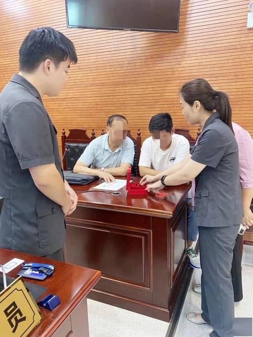 法院庭审现场法官核对婚内财产协议证据