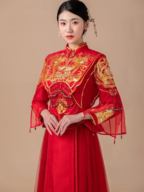新娘手持红色苏绣折扇婚照特写