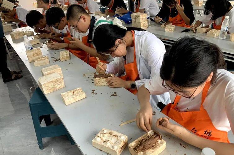 中小学生研学旅行考古基地动手体验俑块拼接