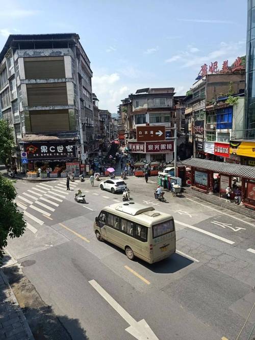 恩施公交站牌和路人