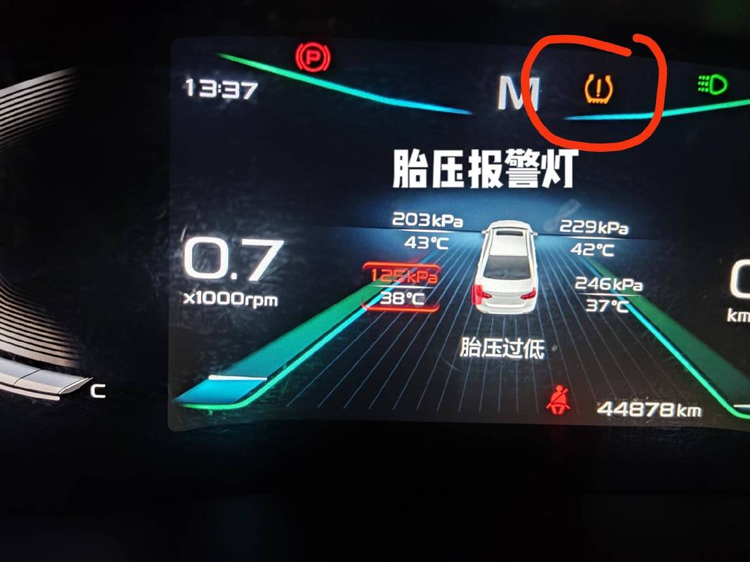 汽车仪表盘胎压报警灯点亮实拍