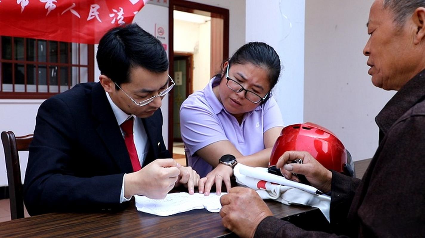 农民工手持欠条在法律援助中心咨询律师的真实场景