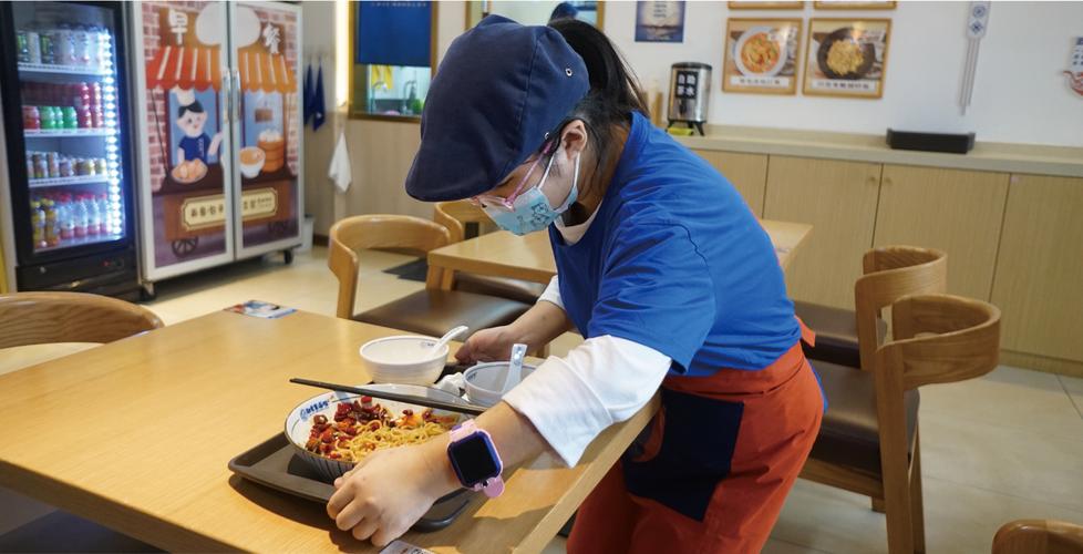 消费者在餐厅和工作人员协商菜品问题现场图