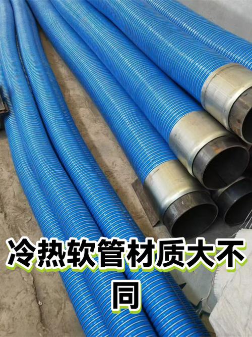 建材市场摊位上不同结构的家用进水软管对比摆放