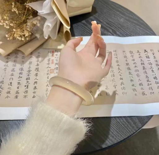 暖黄皮佩戴哑光香槟金首饰效果