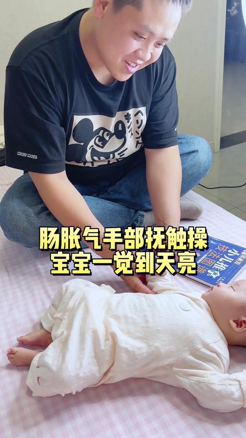 奶奶给新生宝宝揉肚子缓解肠胀气实拍场景