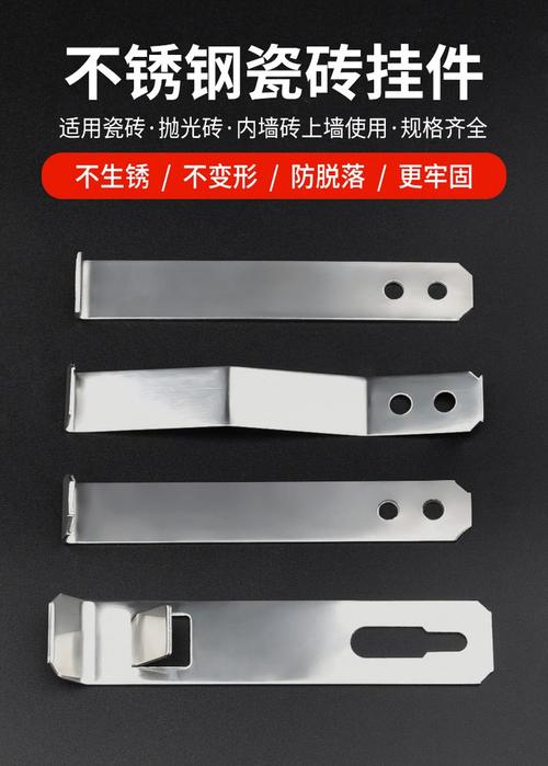装修师傅手持劣质生锈干挂件对比全新304不锈钢干挂件