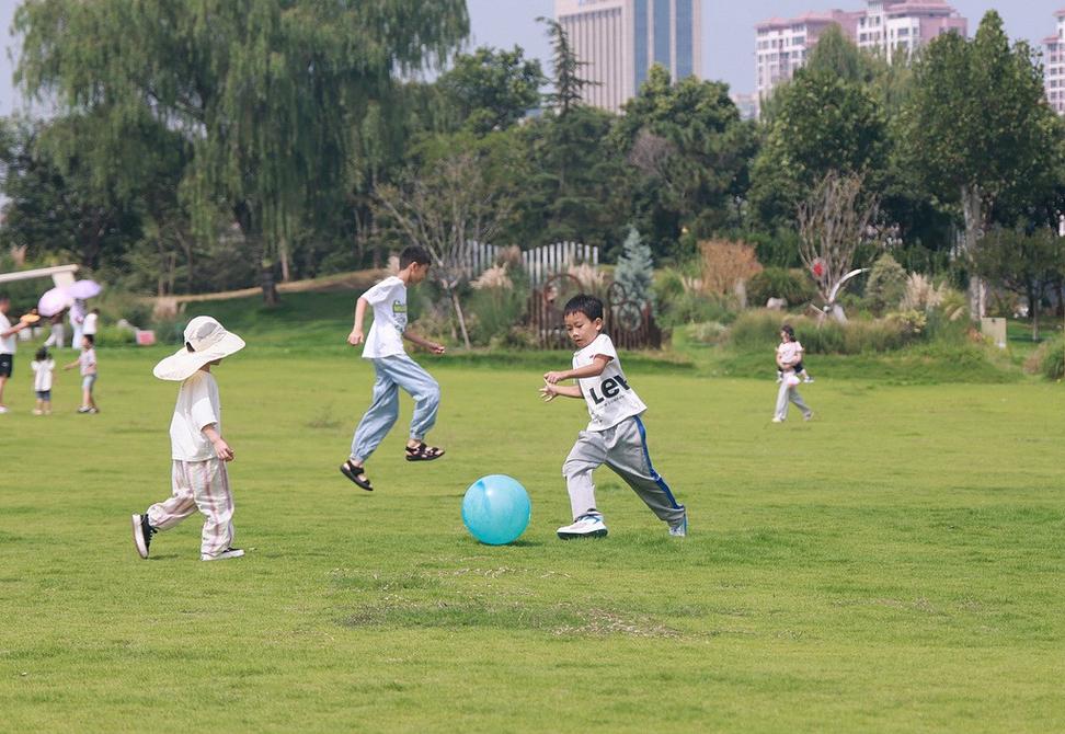 五岁儿童户外游戏竞争场景实拍