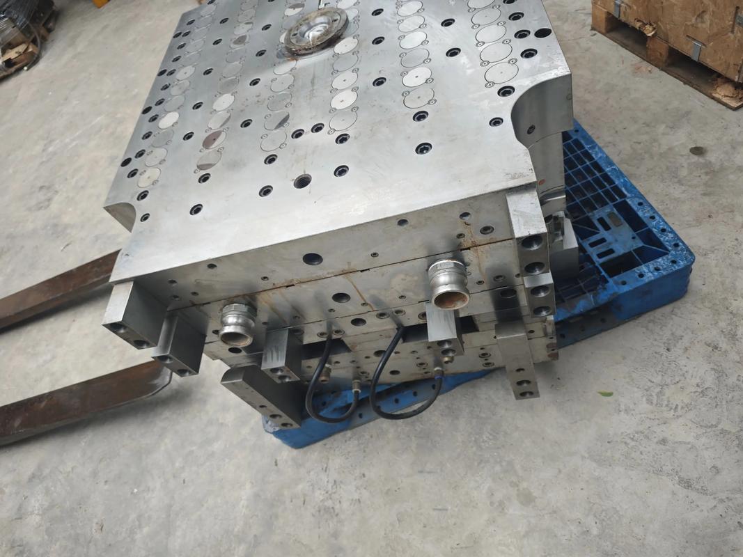注塑模具粘模后制品残留型腔实拍