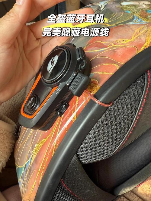 电动车头盔夹缝放无线耳机充电盒实拍