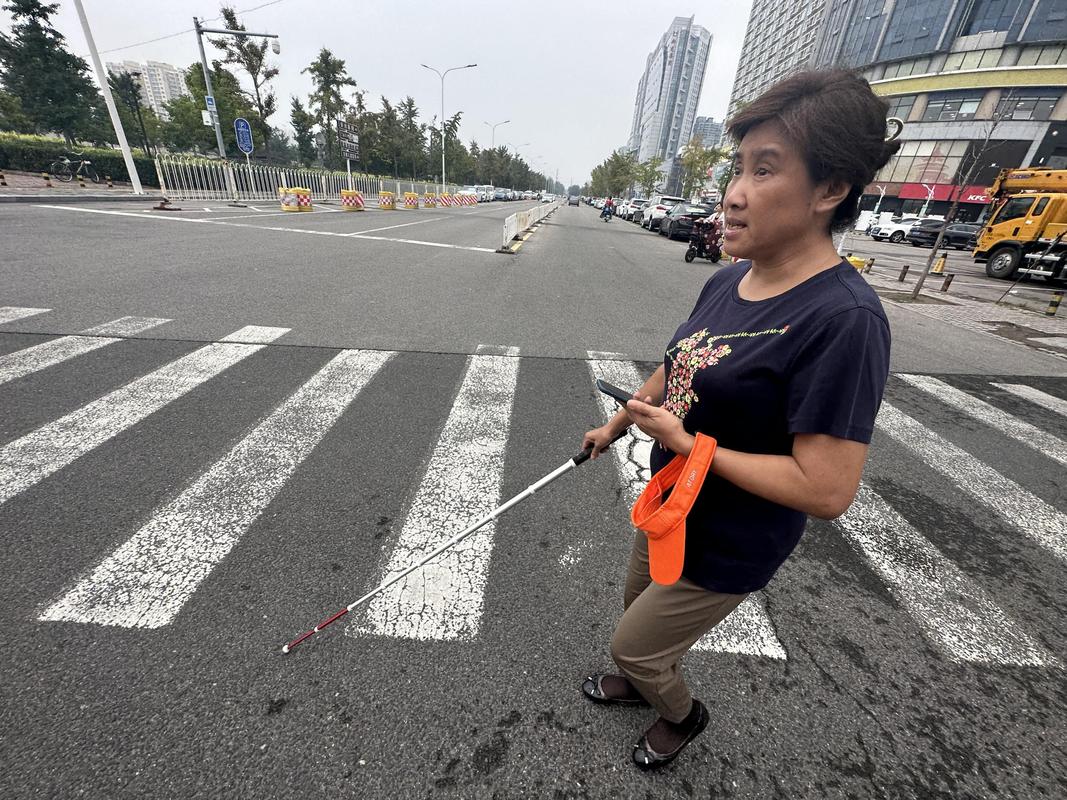 杭州视障人士智慧盲道导航试点现场