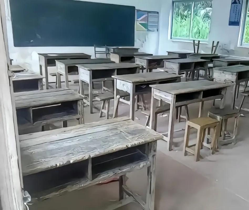 乡村小学教室里的旧多媒体设备堆满灰尘