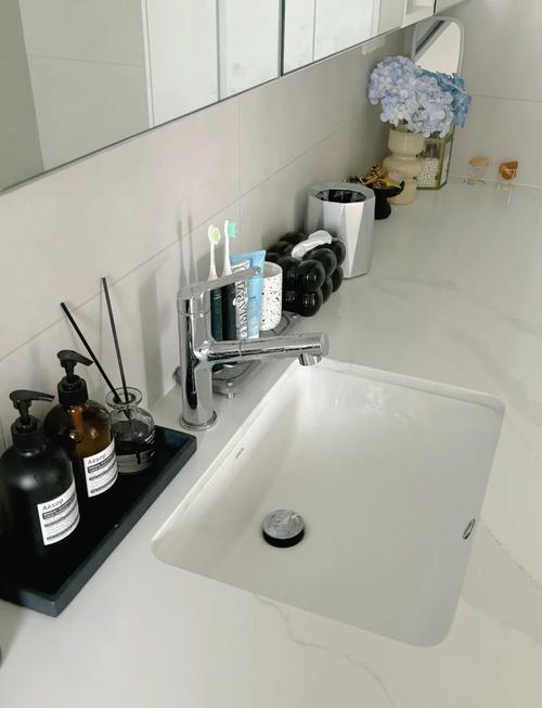 卫生间潮湿地台摆放的常用洗漱用品