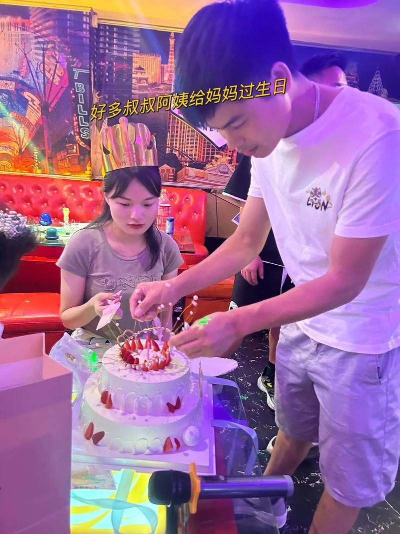 夫妻深夜一起给孩子准备生日惊喜