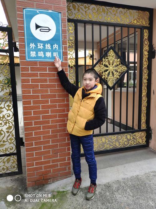 家长带孩子在小区公示牌前认汉字的日常场景