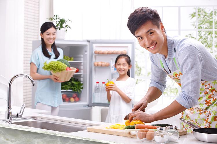 一家三口周末厨房分工做饭场景