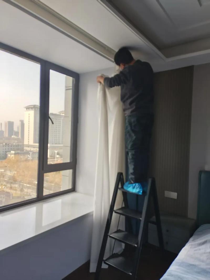 装修完工后安装窗帘 现场保护 吸尘器清洁