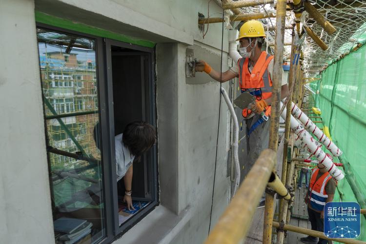外墙保温施工现场工人正在抹面砂浆